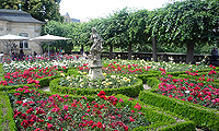 Bild: Rosengarten mit Café